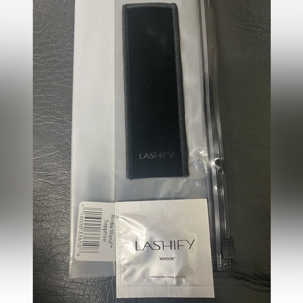 LASHIFY - THE BIRDIE WAND™ SAPPHIRE - 3.7" L x 0.6" W
Japanese stainless steel - Picture 3 of 6